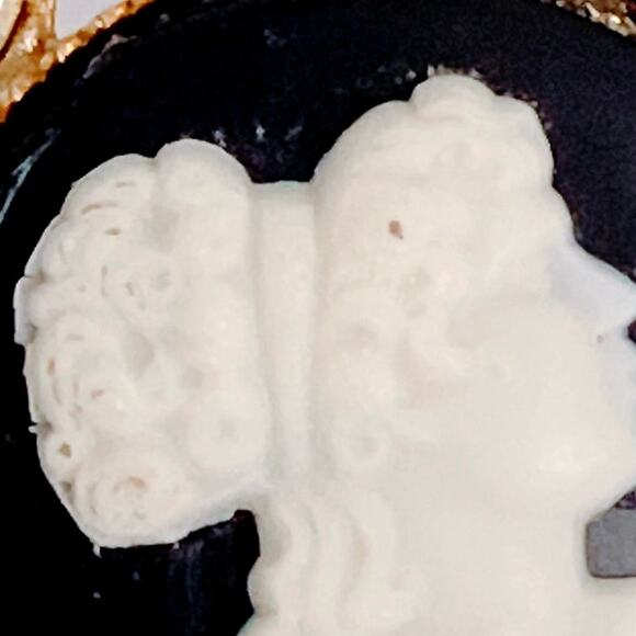 Small Vintage 60s Cameo Brooch Gold Tone Filigree Rhinestone Mid Century Pin - Picture 6 of 8